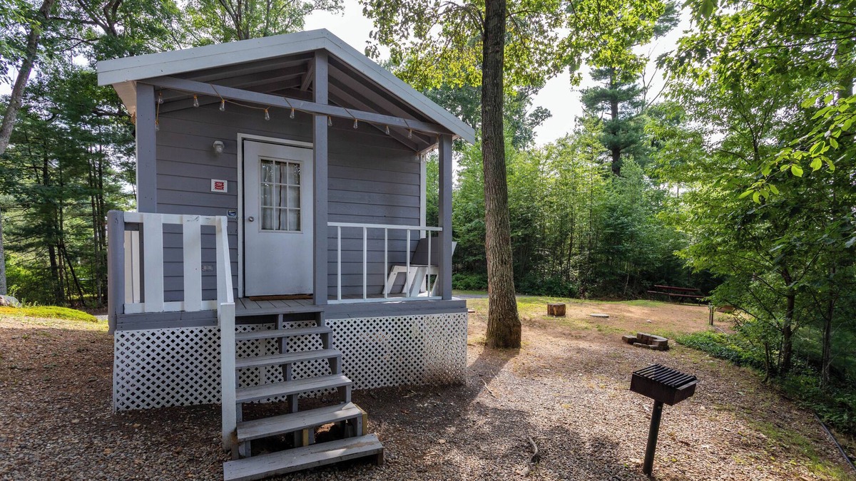 Brimfield Cabin | Quiet and Cozy Campground Cabin near the lake