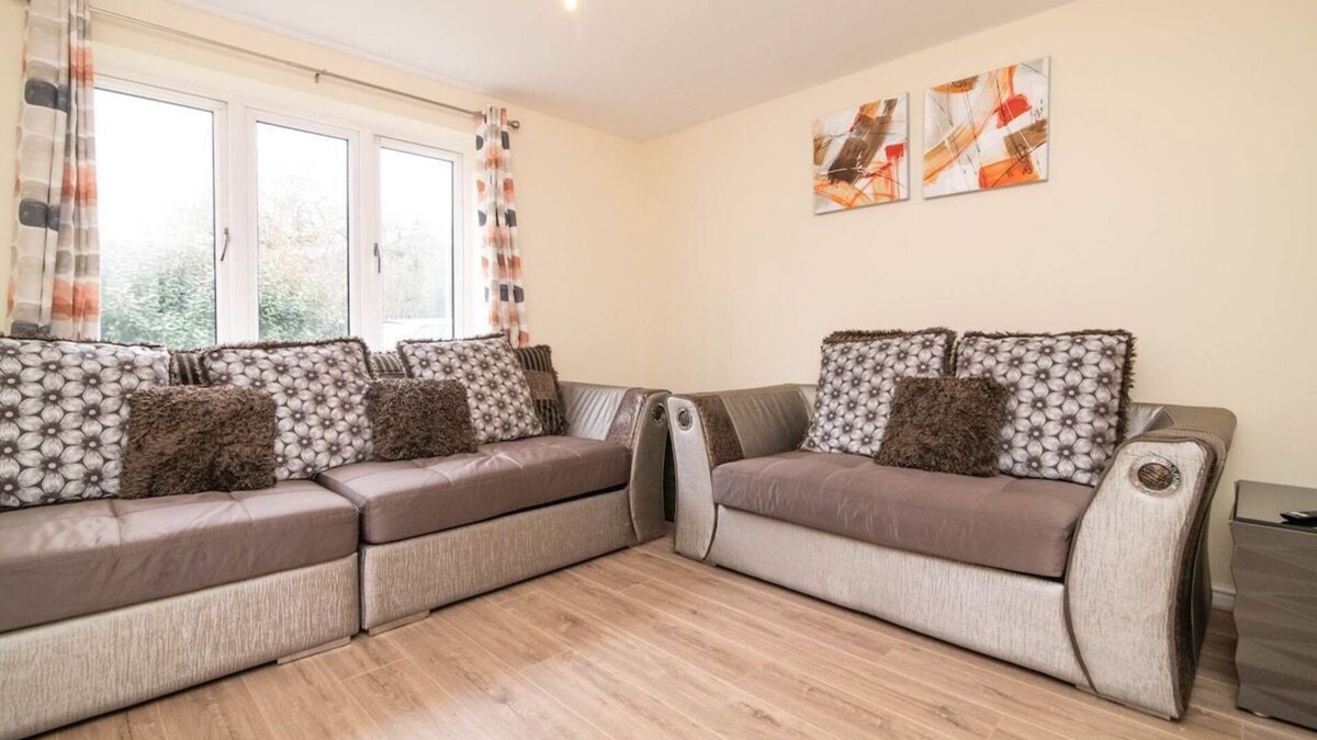 Wolverhampton House | Quiet and Lovely 3-bed house parking and garden