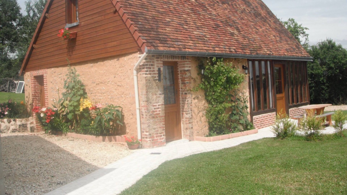 Valennes Cottage | Quiet and pleasant gite facing South with view of the village and the hill