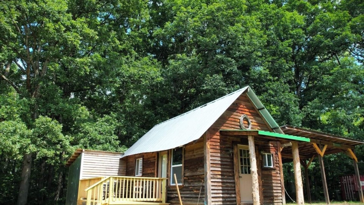 Woodruff Cabin | Quiet and relaxing 1 bedroom farm cabin with loft and deck.