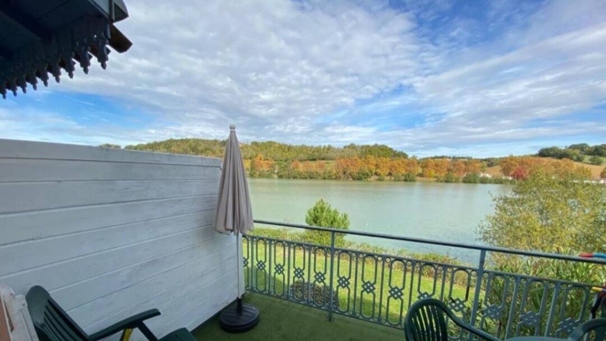 Marciac Apartment | Quiet apartment facing the lake