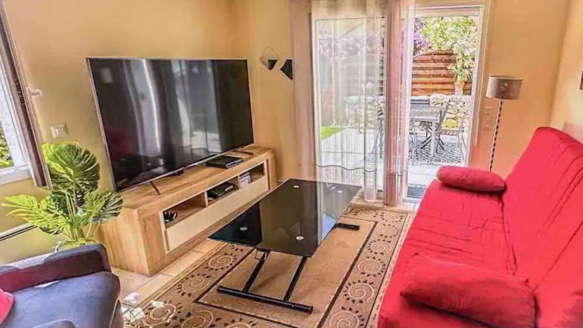 Sussargues Apartment | Quiet apartment : Swimming pool, jacuzzi, private garden and terrace