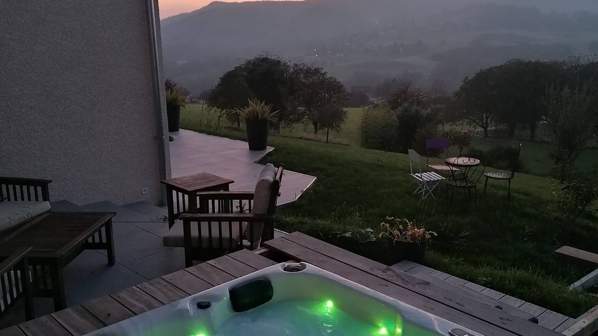 Gerbaix Villa | Quiet architect-designed house with terraces, garden and jacuzzi