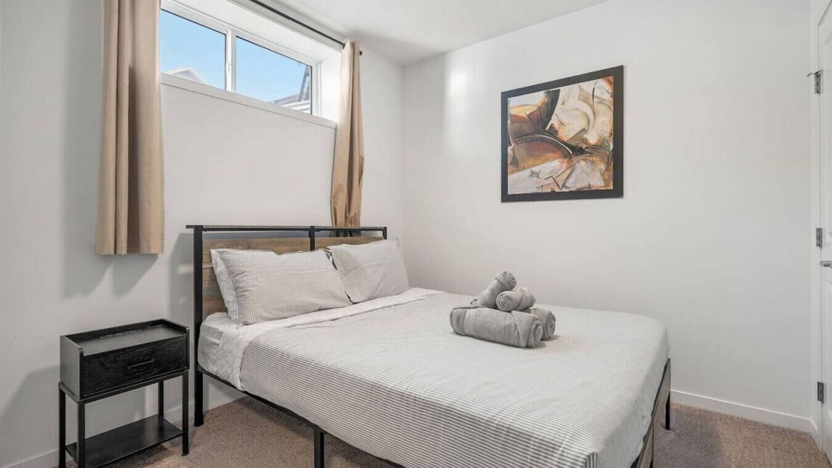 Southeast Calgary Apartment | Quiet Basement 2BR Suite » 2 Queens » Netflix