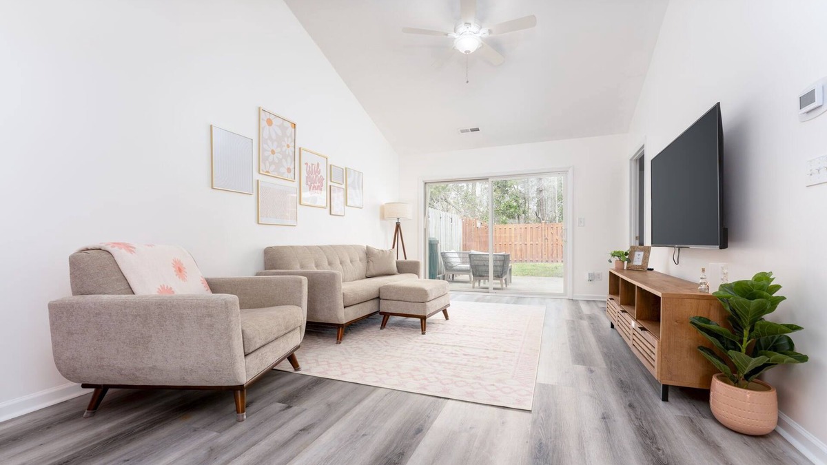 Wilmington House | Quiet Boho Townhouse; 15 Min to Beach