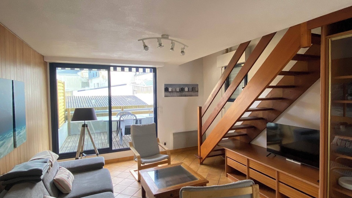 Larmor-Plage Apartment | Quiet, bright duplex apartment just a stone's throw from the beach and town centre, garage and terrace.