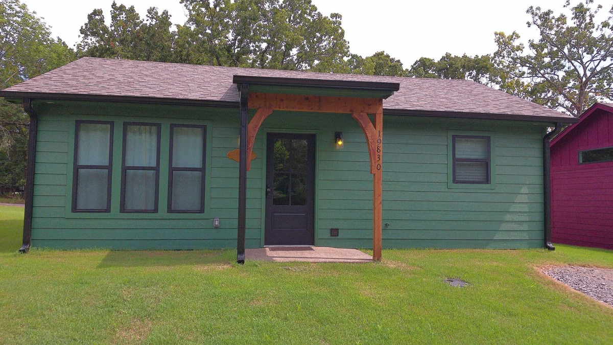 Hulbert Cabin | Quiet cabin, hot tub, firepit, no pet fee, NEW, 4 person occ