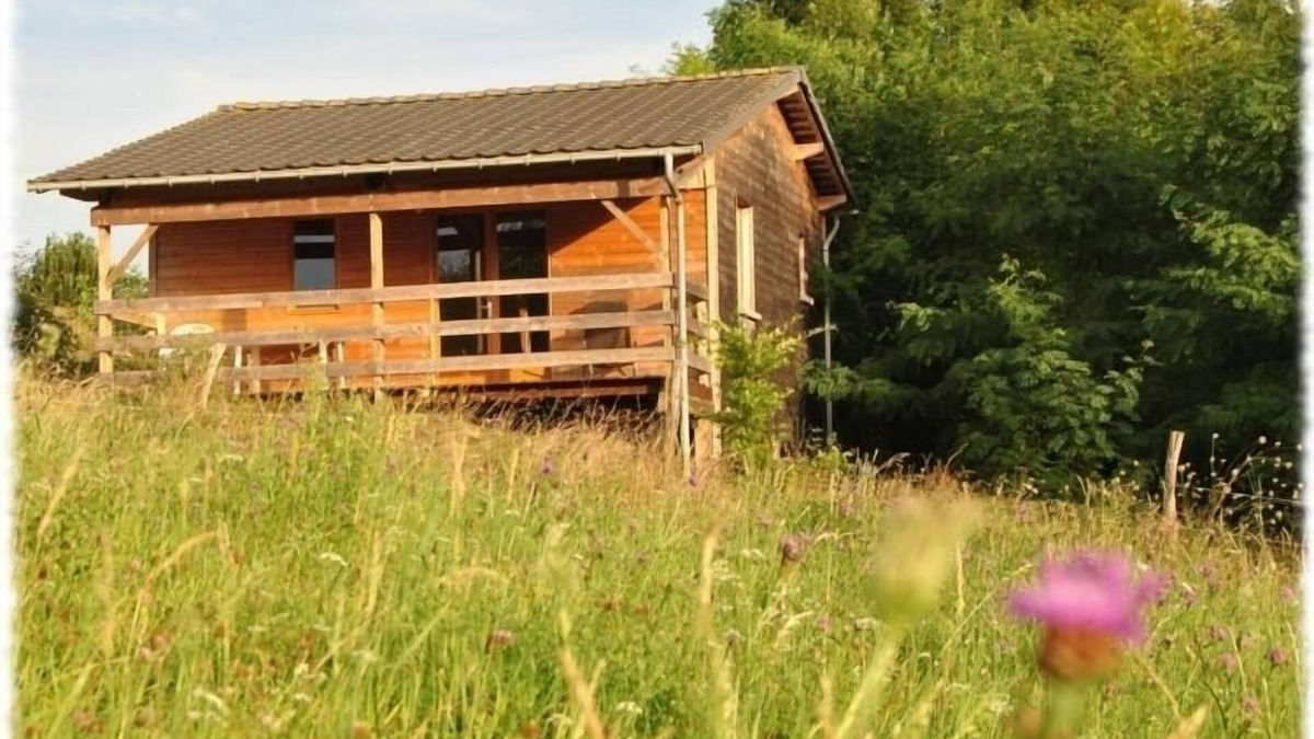 Velle-sur-Moselle Cottage | Quiet chalet with terrace, pets allowed, parking, and Wi-Fi included