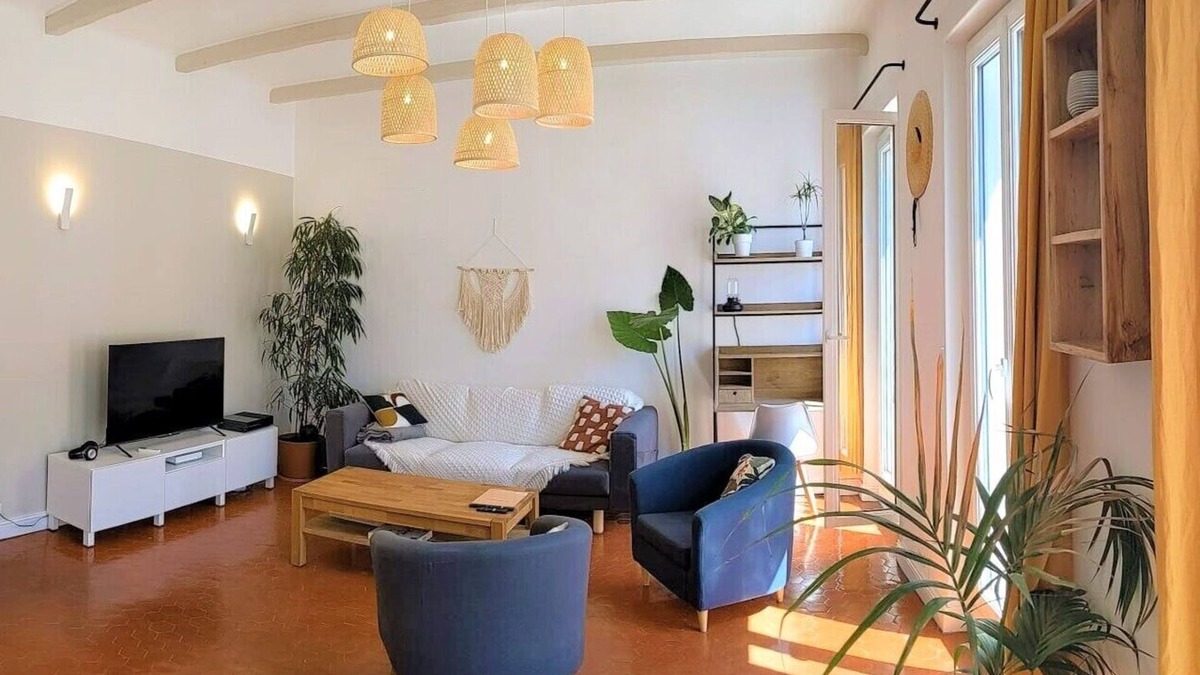 Saint-Lazare Apartment | Quiet, charming and bright, 2 steps from the shopping center and the old port.