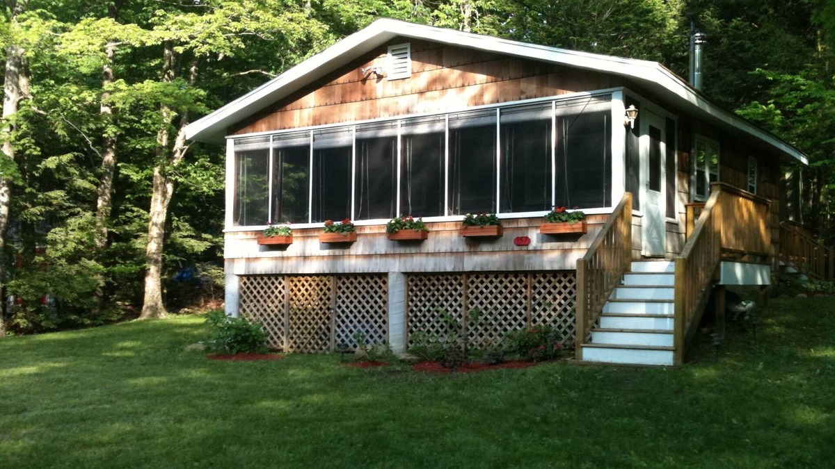 Sherwood Forest Cabin | Quiet Comfortable Cabin 5 Min. Walk to Swimming and Boating