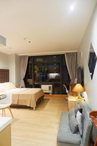 Downtown Apartment | Quiet Condo with Fast WiFi, Own Balcony, Pool and Gym