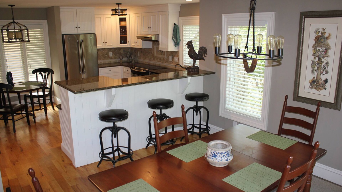 West Beach House | Quiet Convenience on a Cul-d-sac, A Home Builder Owner who Loves Dogs!