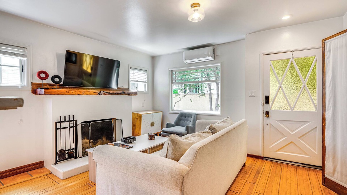 Venice Cottage | Quiet Cottage < 1 Mi to Venice Beach & Boardwalk!