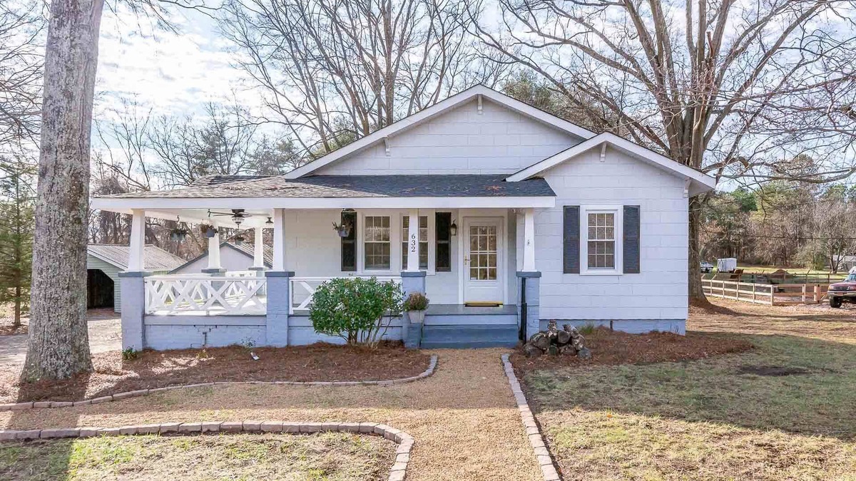 Kernersville Cottage | Quiet Cottage - King Bed - Near wedding venue & Restaurants - Long Term Allowed