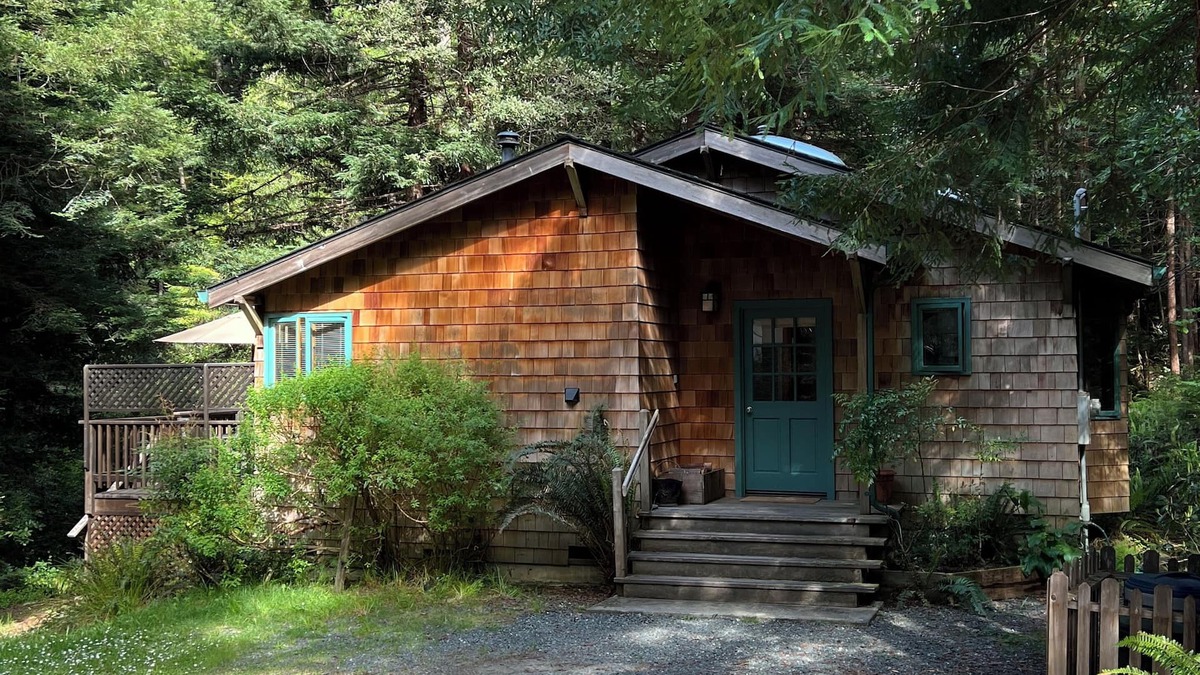 Mendocino Cottage | Quiet Cottage Ten Minutes from Mendocino and the Beach