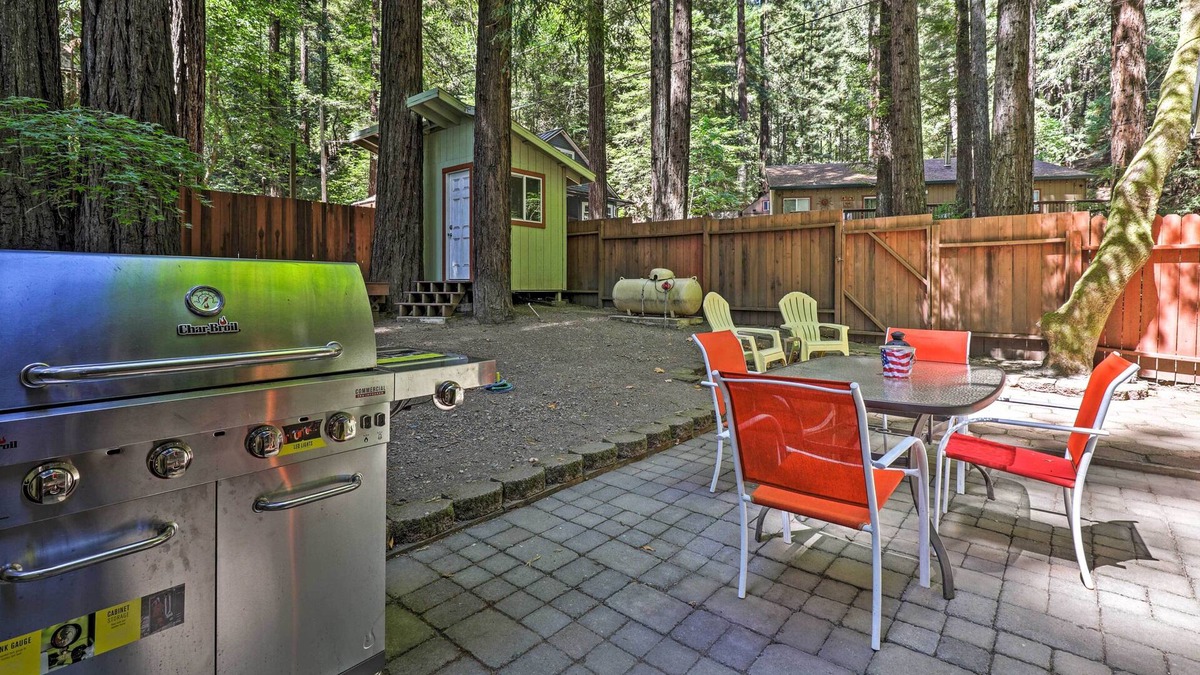 Rio Nido Cottage | Quiet Cottage w/ Redwood Forest Views & Deck!