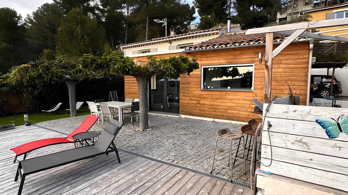 Velaux Villa | Quiet country house with swimming pool, close to all amenities. Aix en Pce