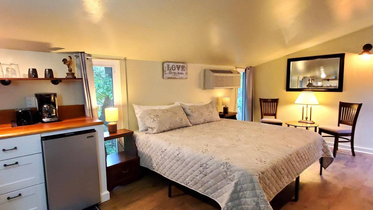 Eureka Springs Apartment | Quiet, country studio guest room