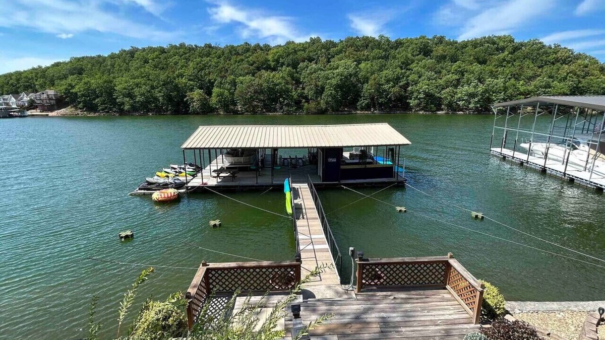 Sunrise Beach House | Quiet Cove -Main Channel views! Sleeps 22/Pets