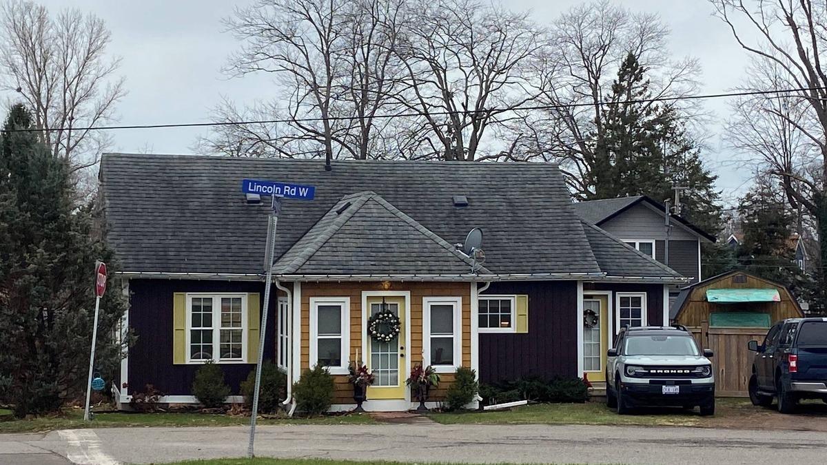 Crystal Beach Cottage | Quiet cozy cottage steps from the beach, restaurants and shops with large yard