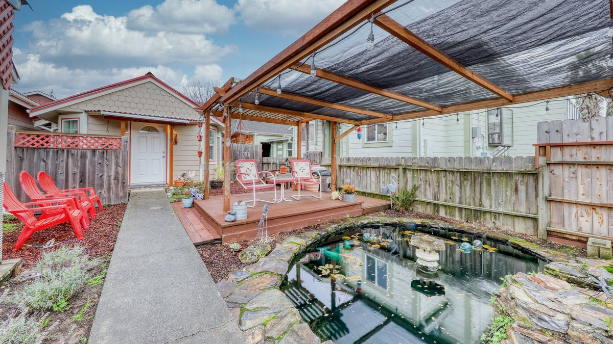 Fortuna House | Quiet, cozy cottage with a sunny deck and BBQ - Near the redwoods and beaches!