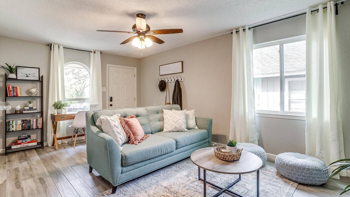 Westworth Village House | Quiet & Cozy Home - Ideal for Long Term Stays