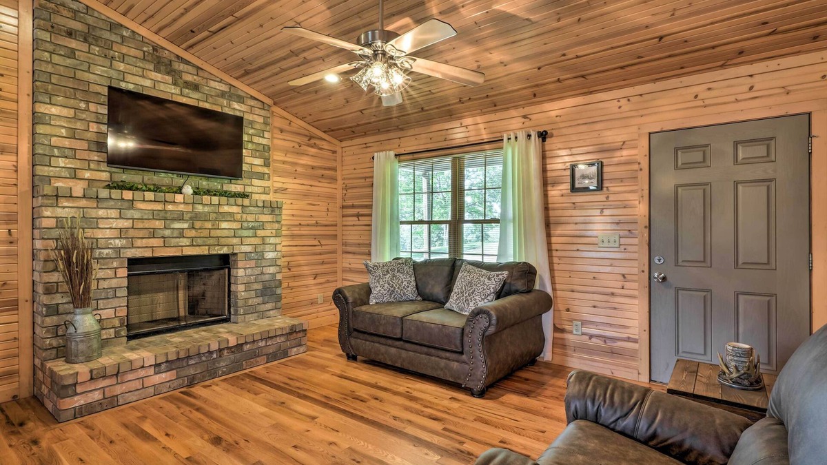 Omaha Cabin | Quiet & Cozy Omaha Cabin ~ 20 Mi to Branson!