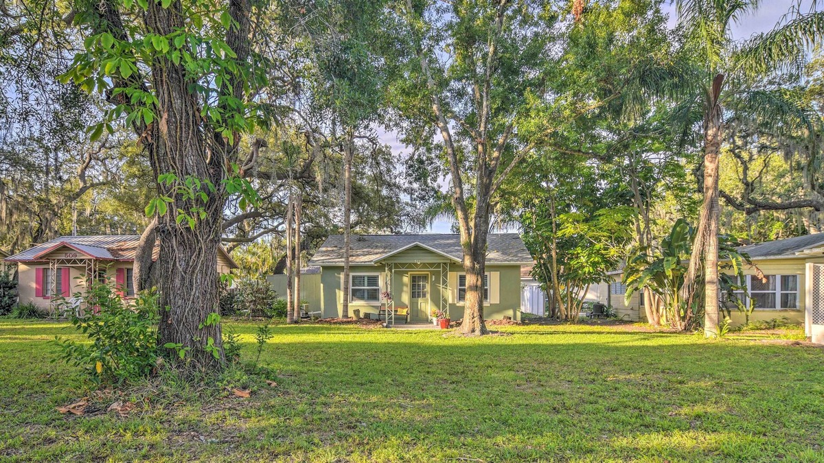 Crystal Beach Cottage | Quiet Crystal Beach Hideaway - Steps to Shoreline!