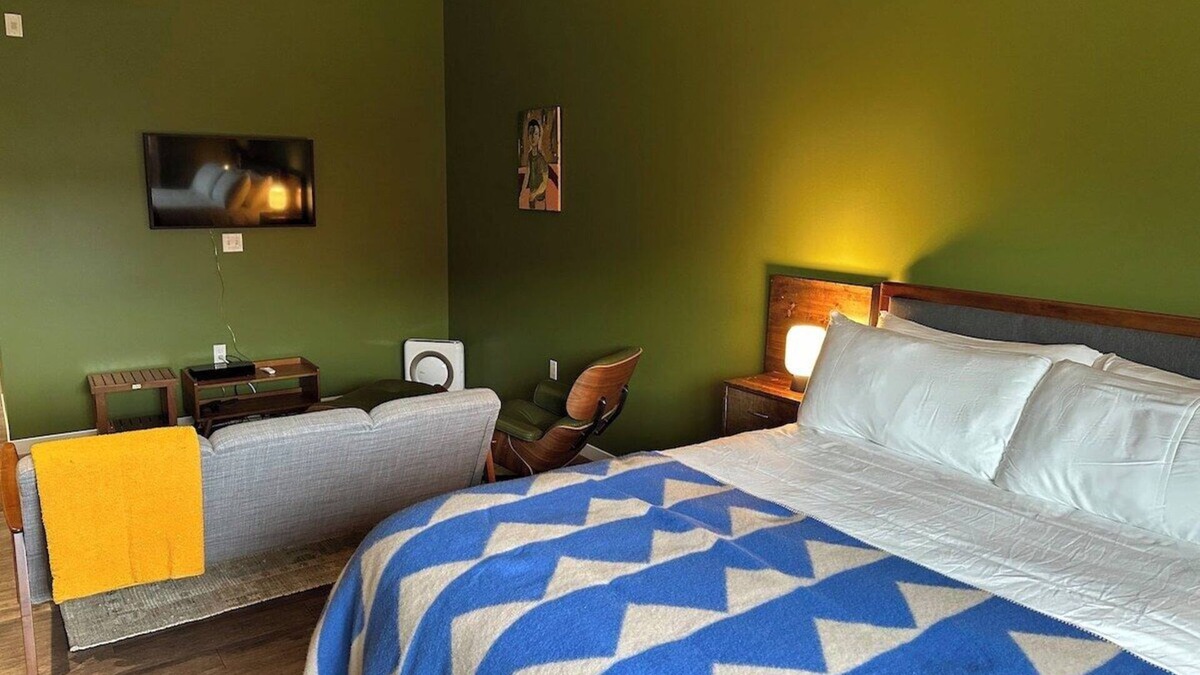 Belmont Hotel | Quiet End-Unit Studio w/Full Kitchen + Natural Light