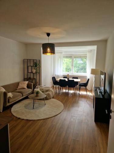 Neuhausen - Nymphenburg Apartment | Quiet Family Apartment - 10 min to Center & Oktoberfest - Free Parking - near Nymphenburg Palace & Botanical garden