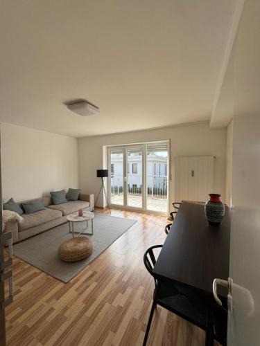Neuhausen - Nymphenburg Apartment | Quiet Family Apartment - 10 min to Center & Oktoberfest - Free Parking - Balcony - near Nymphenburg Palace & Botanical garden