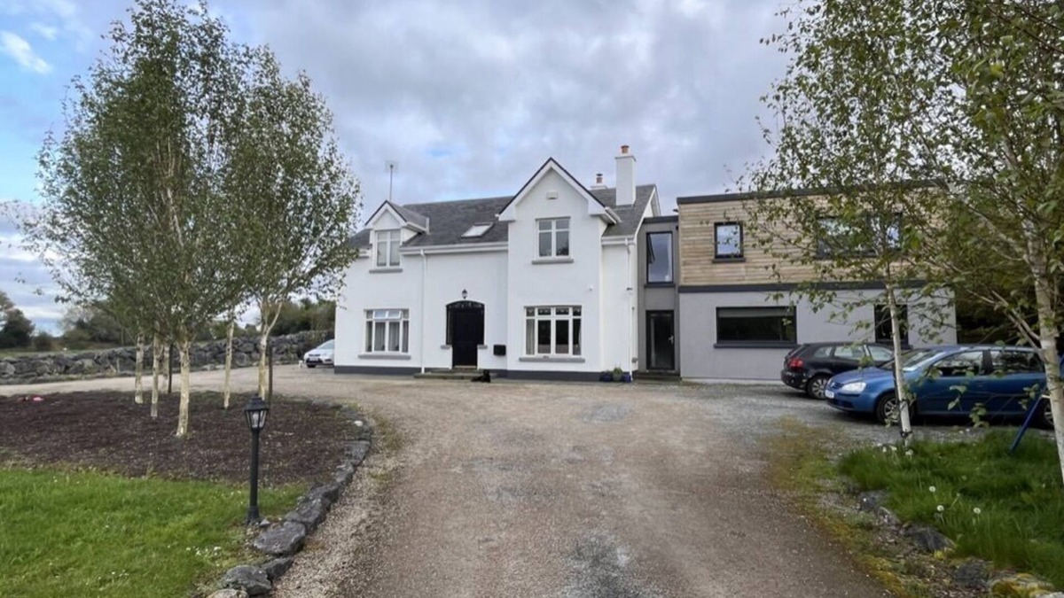 Moycullen Bed & Breakfast | Quiet Family Room - 5 Minutes From Moycullen Village