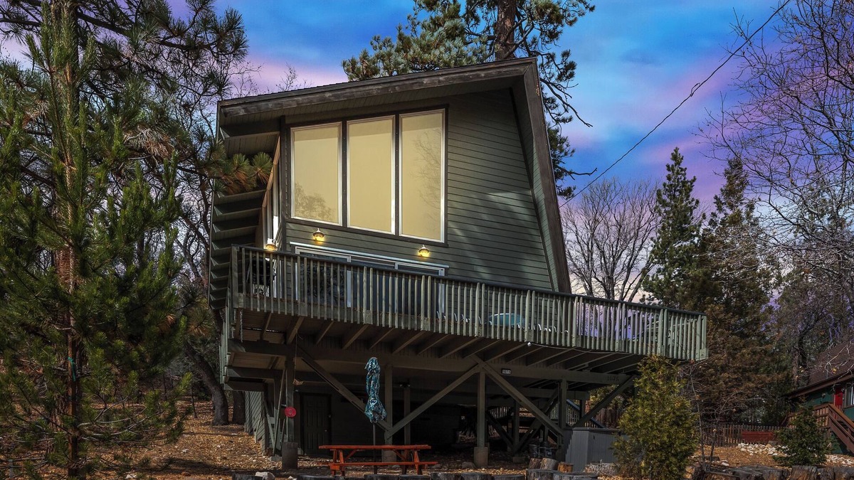 Fawnskin Cabin | Quiet Fawnskin Cabin - Onsite sledding hill for families
