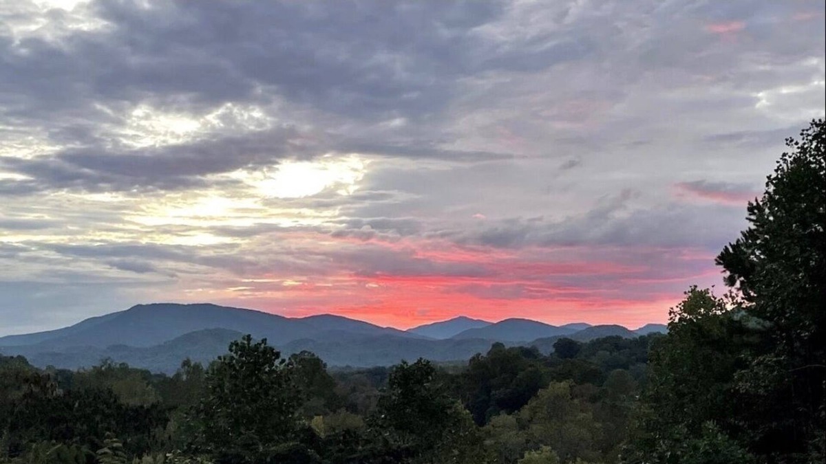 Townsend Condo | Quiet First Floor Condo with Mountain Views ~ Five Minutes from GSMNP!