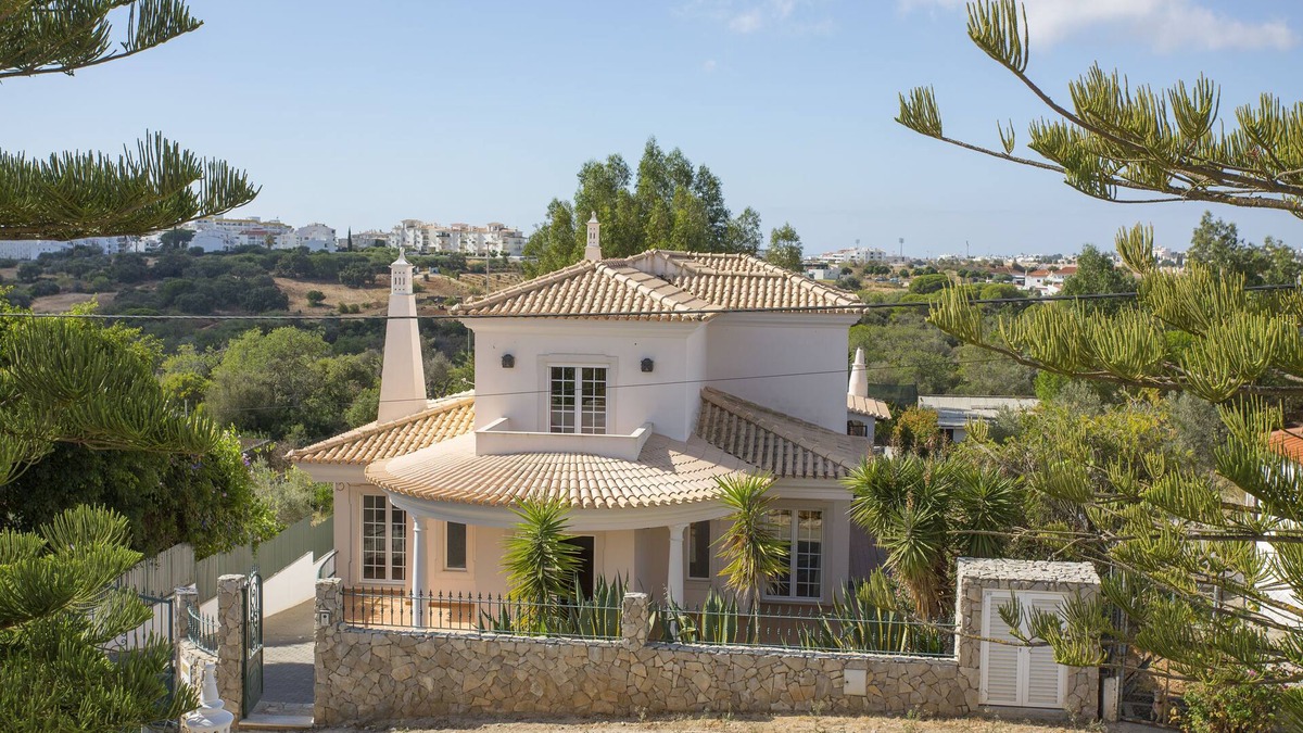 Branqueira Villa | Quiet hilltop location, 4BD, king size bed, BBQ, Private pool, Garden