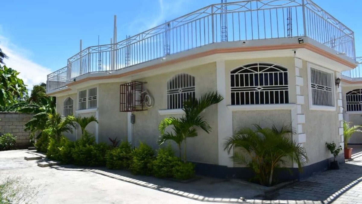 Port-au-Prince House | Quiet Home, In The Plains.