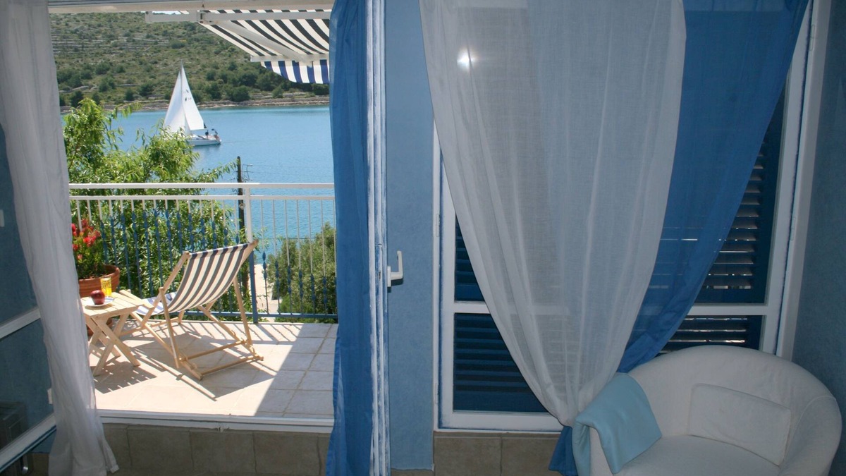 Kaprije Apartment | Quiet island, crystal sea, beautiful sunsets: villa with pool, 30 m from the sea