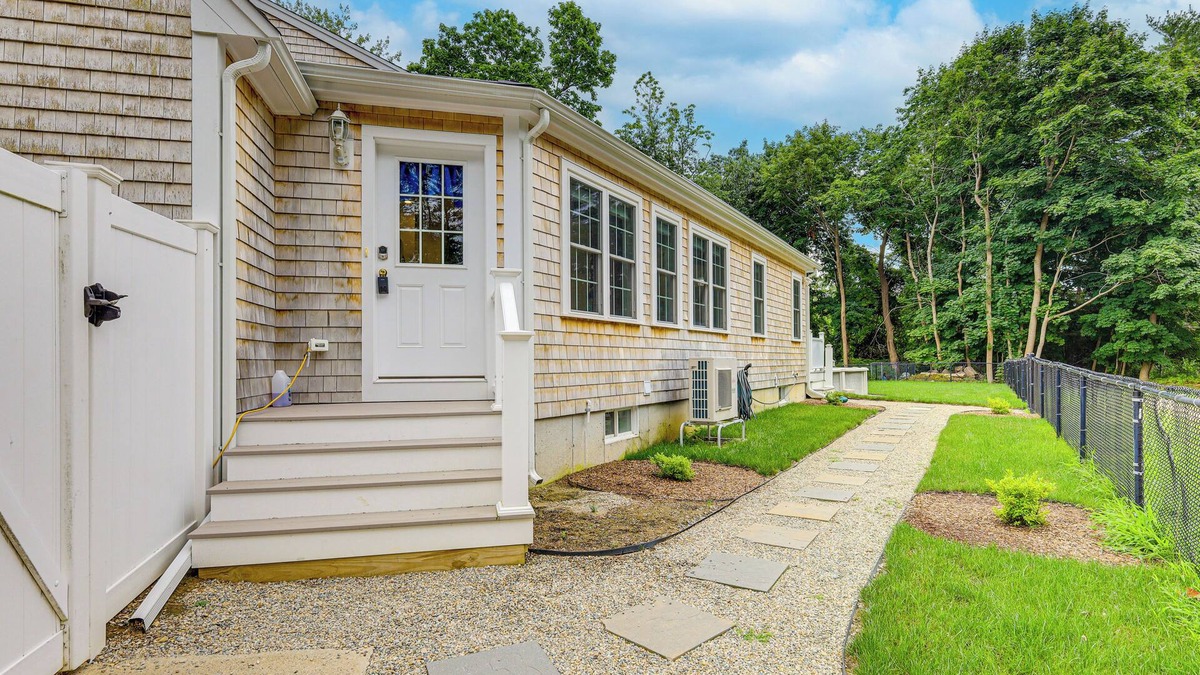 Kingston Apartment | Quiet Kingston Getaway - 3 Mi to Beaches!