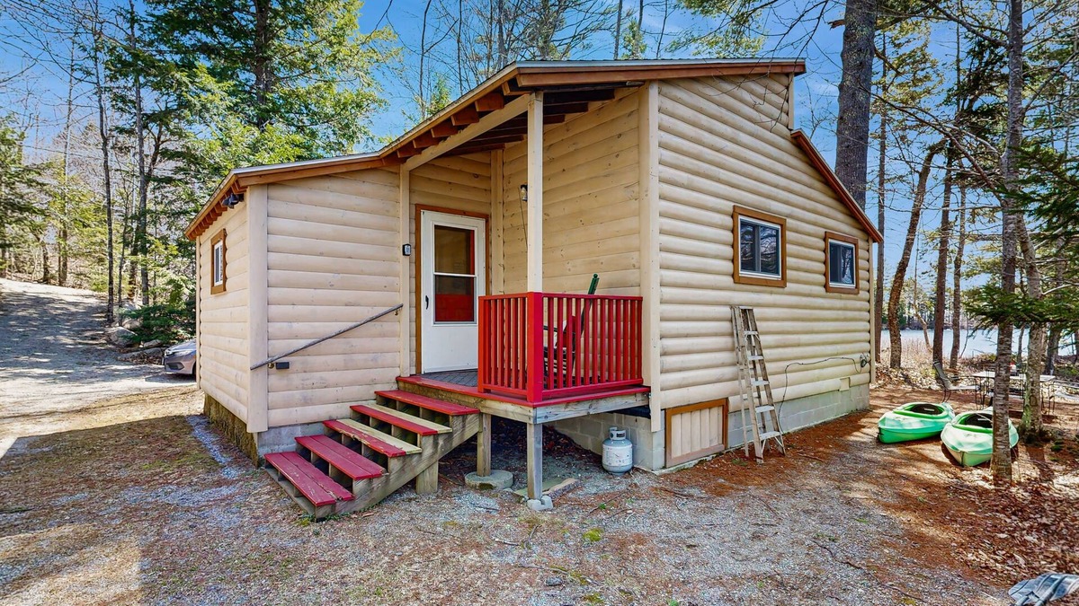 Ellsworth Cottage | Quiet lakefront cottage with a firepit, private beach, & two kayaks