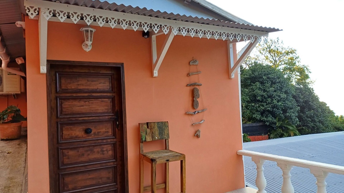 La Montagne House | Quiet little hut surrounded by vegetation.