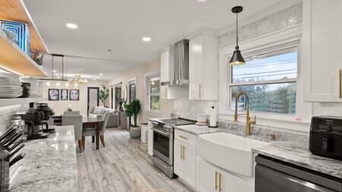 Oakton House | Quiet Luxury Home - Modern - King - 20 Min from DC