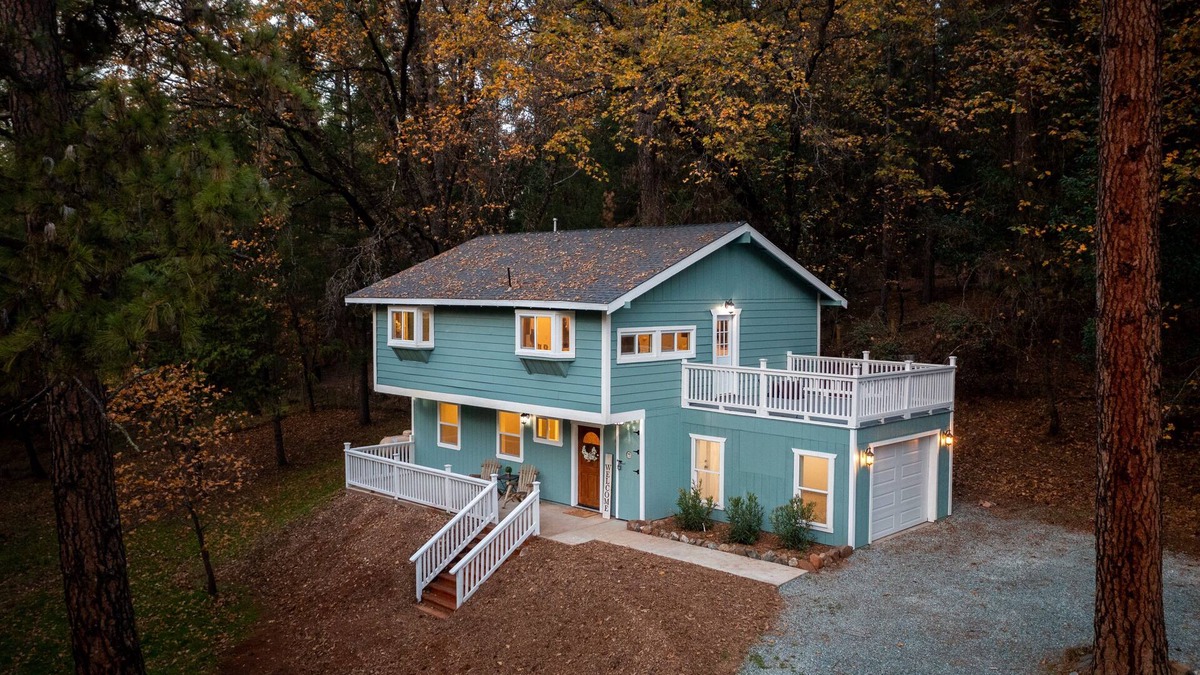 Placerville Cabin | Quiet & Modern Cabin Near Wineries - Fire Pit and BBQ