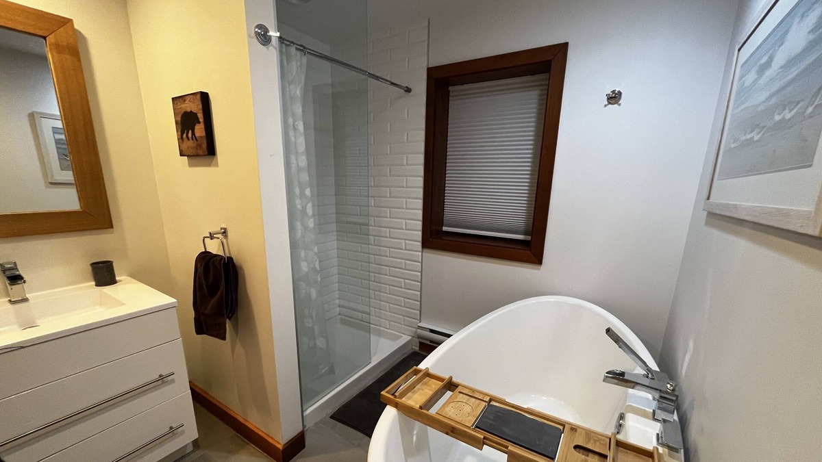 Langford House | Quiet Mountainside Guesthouse with Ocean Views