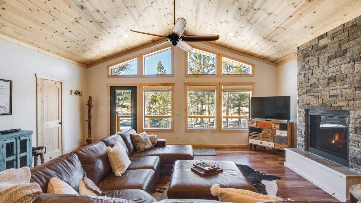 Fairplay Cabin | Quiet Mtn Cabin w/Deck < 5 Mi to Fairplay Beach!