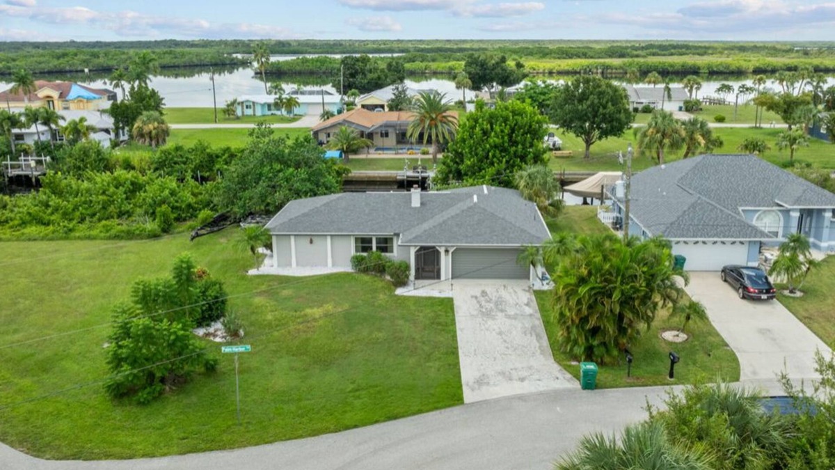 Punta Gorda House | ☼ Quiet Neighborhood on a Canal with Boat Dock, Sea Wall and Lanai! ☼