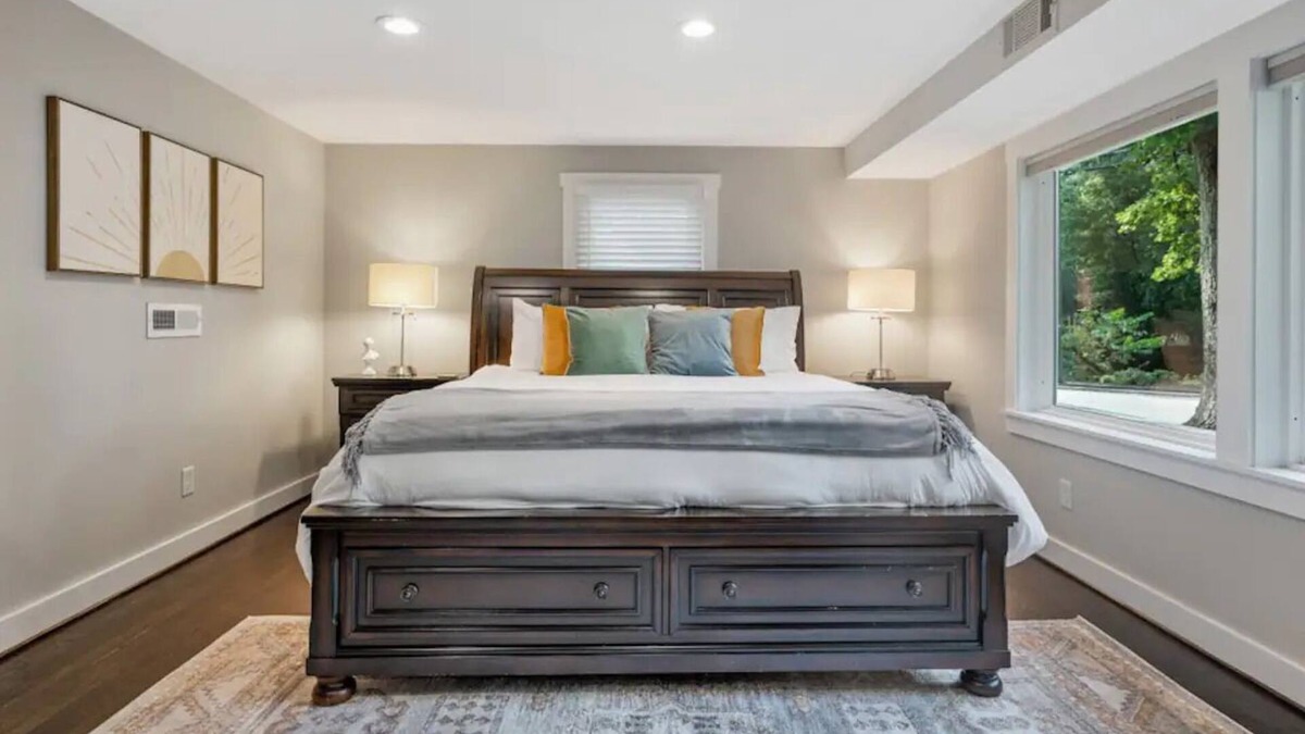 Woodcrest House | Quiet Neighbrhood~Near Downtown Raleigh~Spacious!