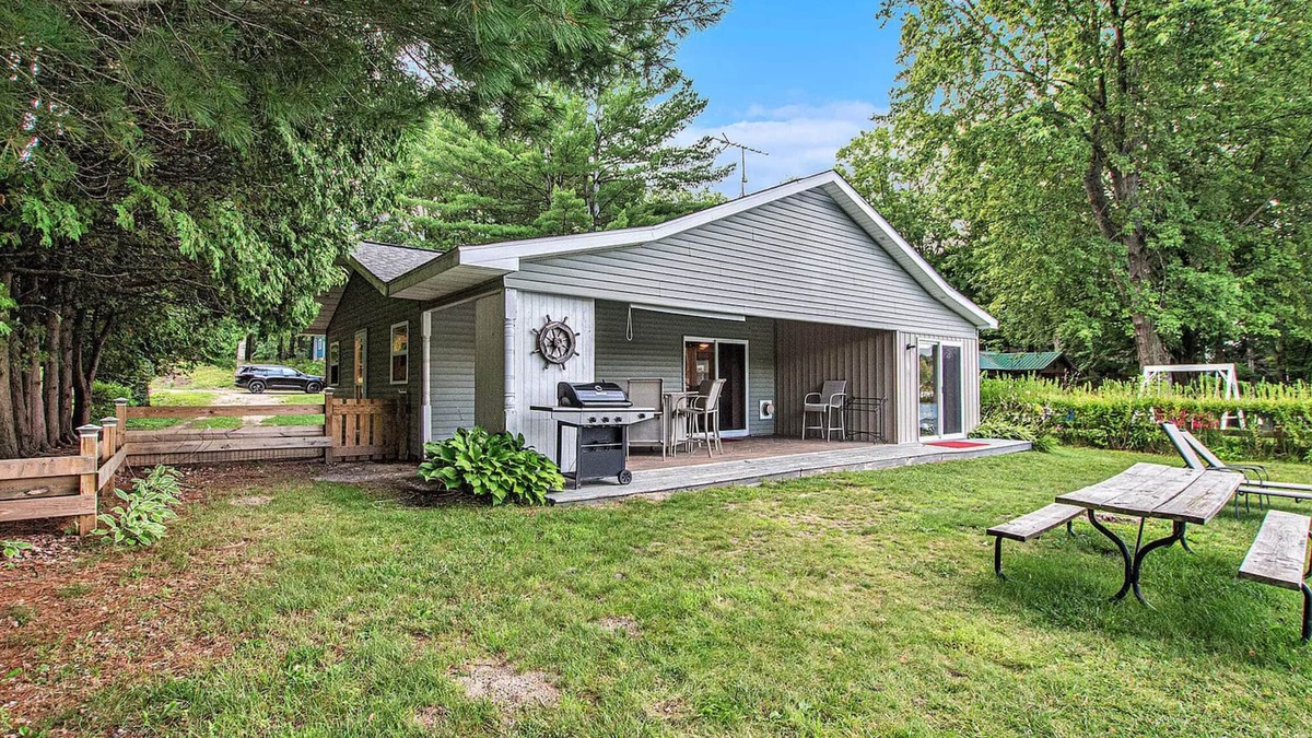 Mecosta Cottage | Quiet oasis steps from the water with access to Canadian Lakes amenities!