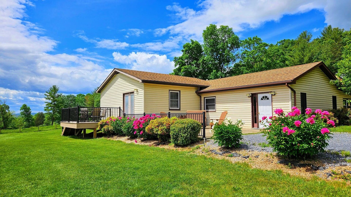 Bridgewater House | Quiet, off the grid getaway with access to hiking, fishing and wineries nearby!