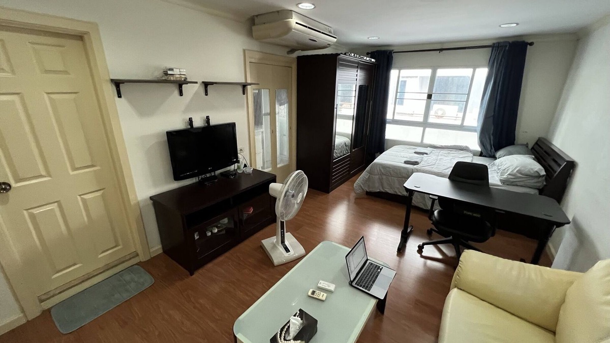 Sukhumvit Apartment | Quiet resident in town. Supermarket N the malls just next door.