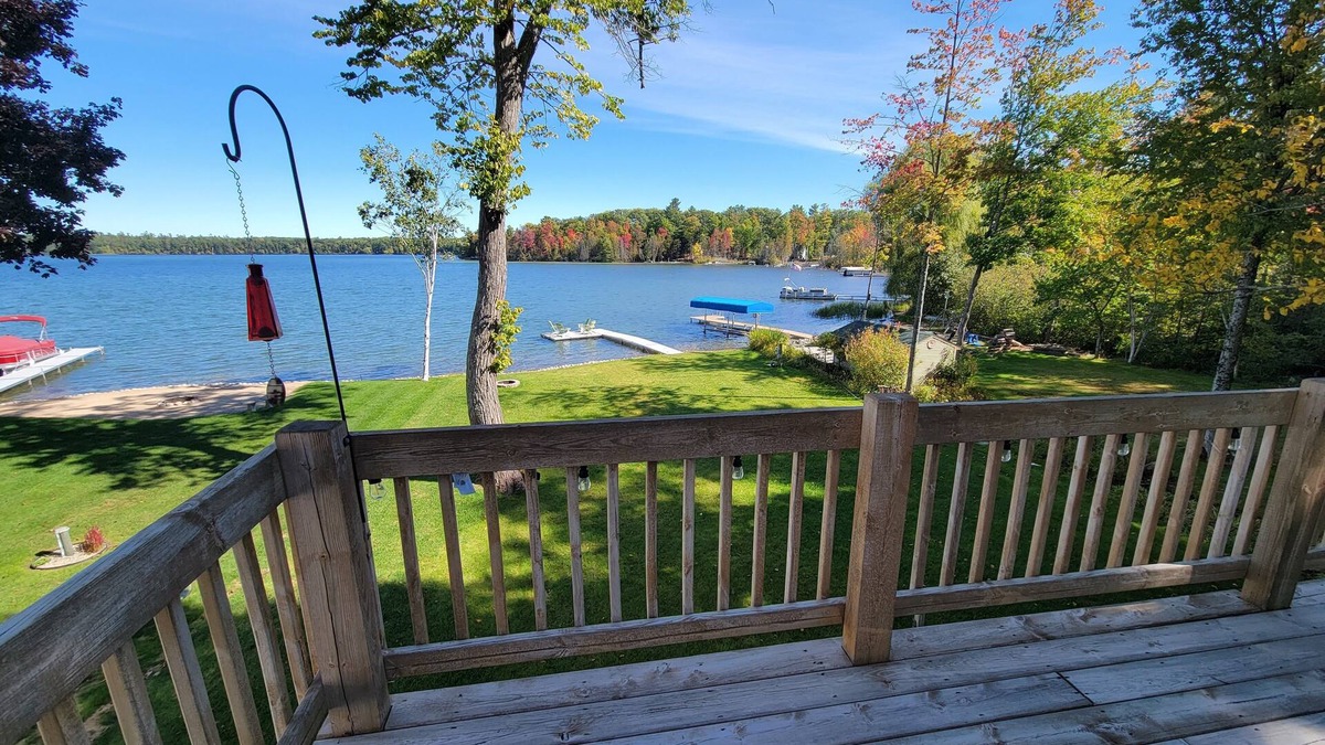 Interlochen House | Quiet, Relaxing Getaway on Green Lake with Large Yard and Private Dock